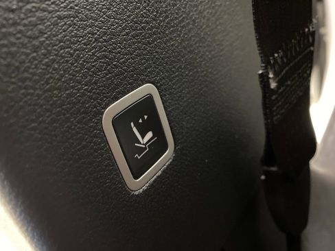 Used 2025 Chrysler Pacifica Limited FWD image 38