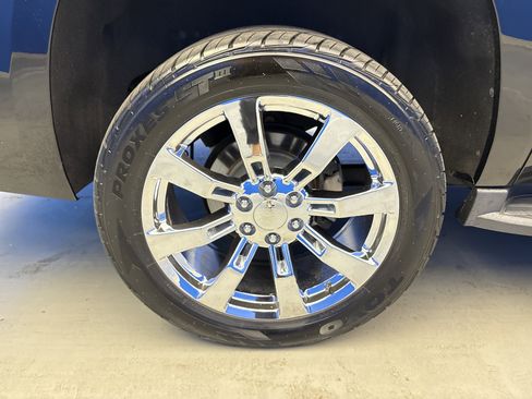 Used 2020 Chevrolet Suburban LT AWD/4WD image 8