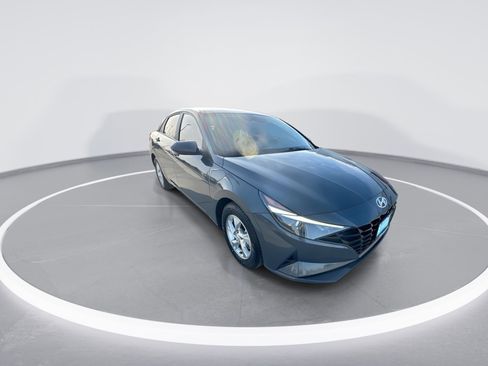 Used 2023 Hyundai Elantra SE image 2