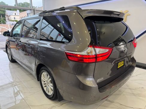 Used 2016 Toyota Sienna XLE Premium w/ Outdoor Package FWD image 5