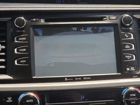 Used 2017 Toyota Highlander XLE AWD/4WD image 30