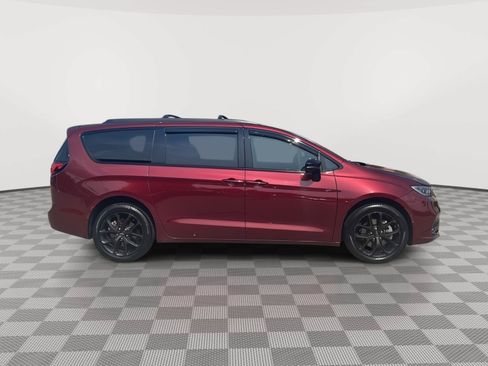Used 2023 Chrysler Pacifica Limited w/ Uconnect Theater Family Group AWD/4WD image 4