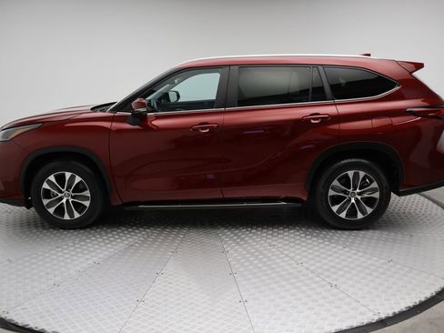 Certified 2023 Toyota Highlander XLE image 12