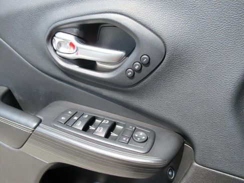 Used 2014 Jeep Cherokee Limited w/ Luxury Group AWD/4WD image 20