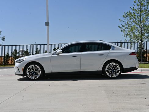 Used 2025 BMW i5 eDrive40i w/ Executive Package RWD image 6