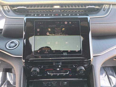 Used 2023 Jeep Grand Cherokee Altitude image 21