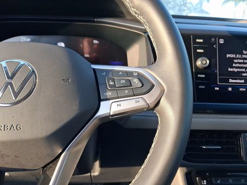 Certified 2024 Volkswagen Taos SE FWD image 20