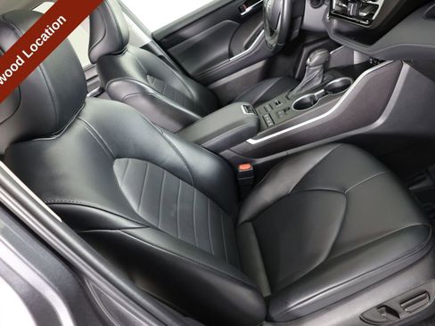Used 2022 Toyota Highlander XLE AWD/4WD image 41