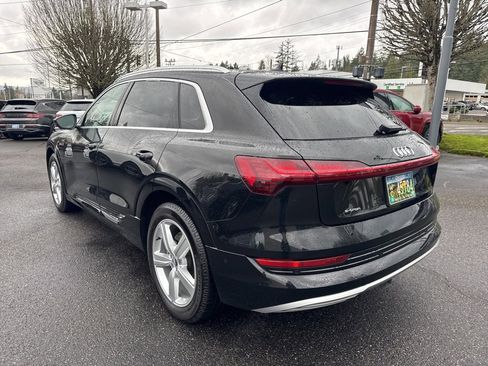 Used 2019 Audi e-tron Prestige w/ Prestige Package image 5