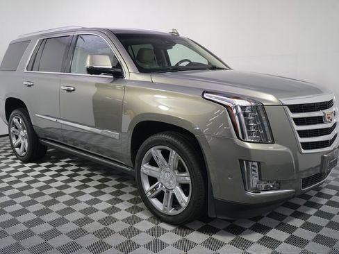 Used 2019 Cadillac Escalade Premium Luxury AWD/4WD image 8