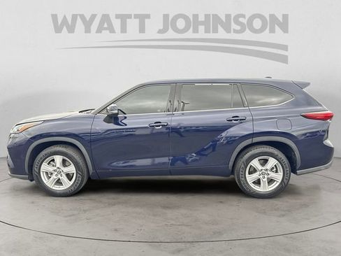 Used 2020 Toyota Highlander LE image 2