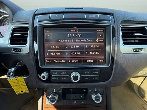 Used 2015 Volkswagen Touareg Lux image 24