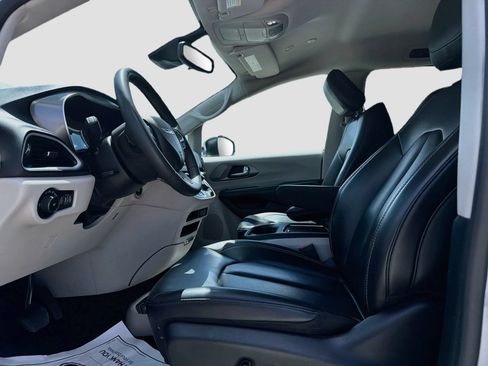 Used 2023 Chrysler Pacifica Touring-L FWD image 22