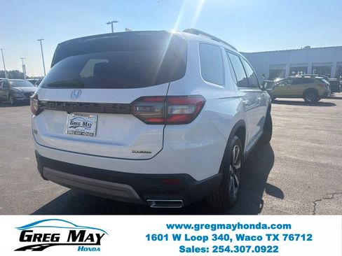 Used 2025 Honda Pilot Touring image 3
