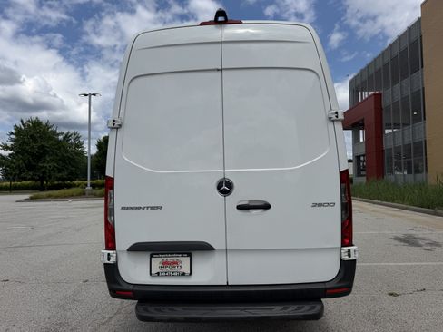 Used 2021 Mercedes-Benz Sprinter 2500 image 4