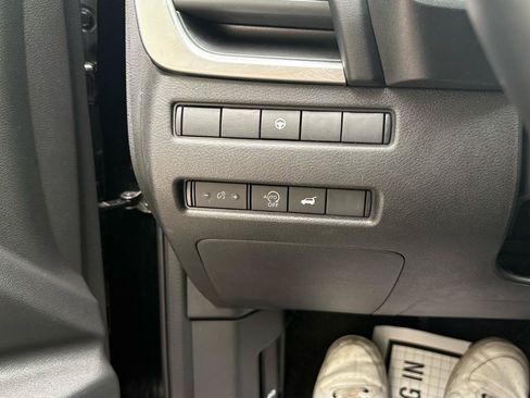 Used 2025 Nissan Rogue SV FWD image 18