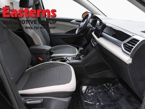 Used 2025 Volkswagen Taos SE FWD image 23