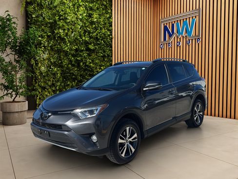 Used 2018 Toyota RAV4 XLE AWD/4WD image 3