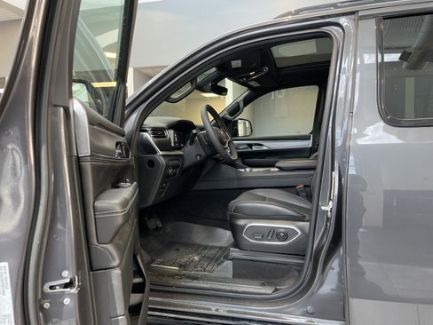 Used 2024 Jeep Wagoneer Series II RWD image 16