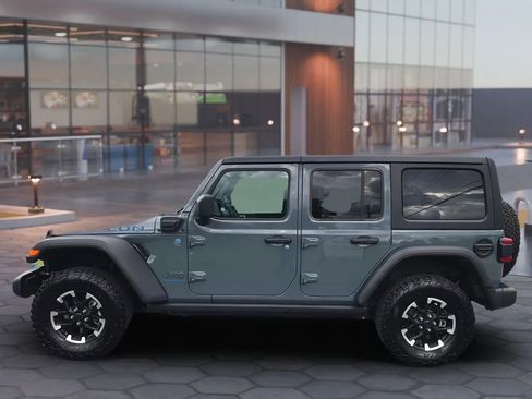 Used 2025 Jeep Wrangler Unlimited Rubicon 4xe w/ Convenience Group AWD/4WD image 8