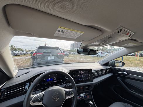 Used 2025 Volkswagen Jetta SE image 33