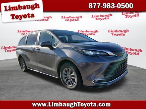 Used 2024 Toyota Sienna XLE image 1