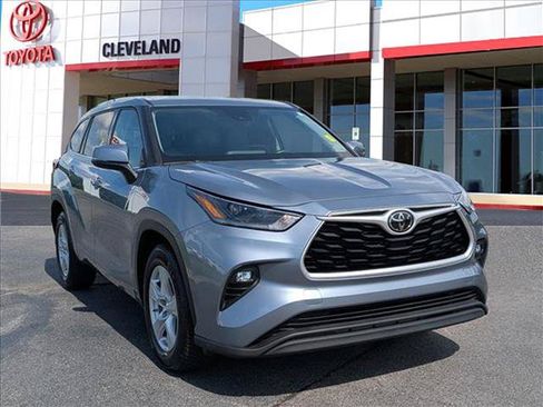 Used 2021 Toyota Highlander LE FWD image 2