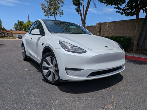 Used 2023 Tesla Model Y Long Range AWD/4WD image 2