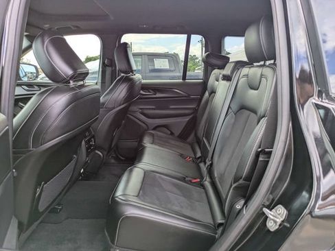 Used 2025 Jeep Grand Cherokee Altitude AWD/4WD image 14