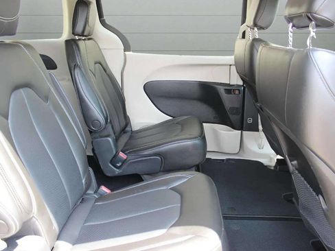 Used 2021 Chrysler Voyager Lxi image 21