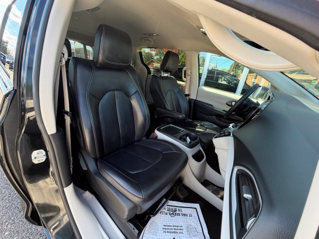 Used 2023 Chrysler Pacifica Touring-L FWD image 12