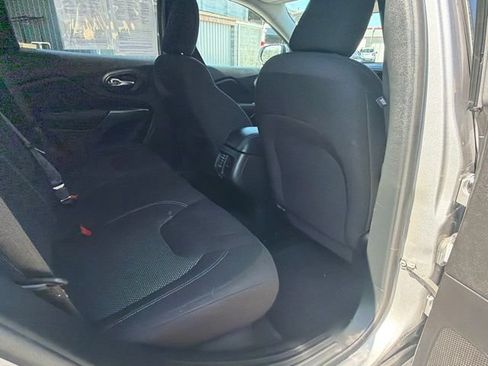 Used 2020 Jeep Cherokee Latitude FWD image 12
