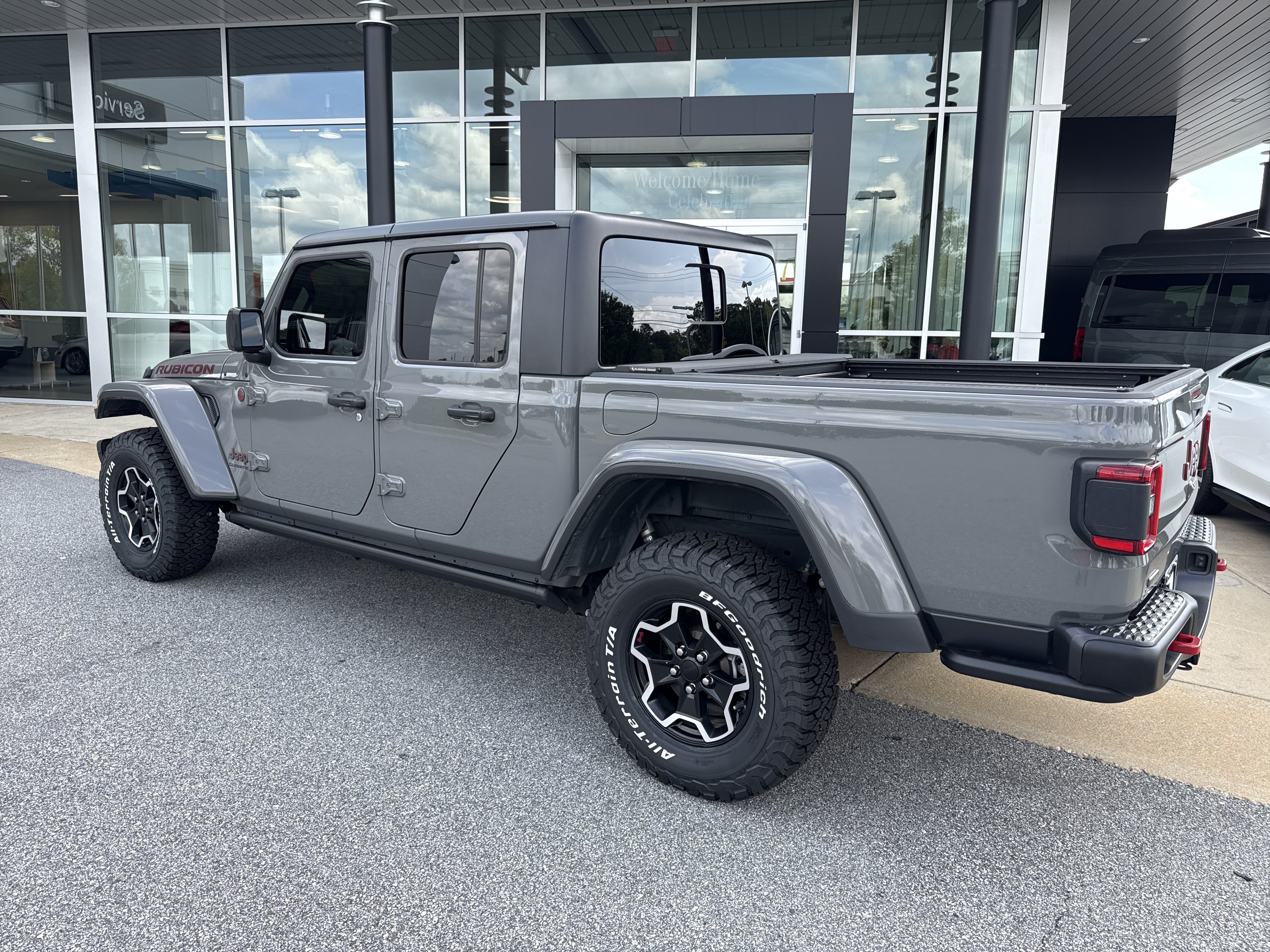 Used 2022 Jeep Gladiator Rubicon w/ LED Lighting Group AWD/4WD image 3