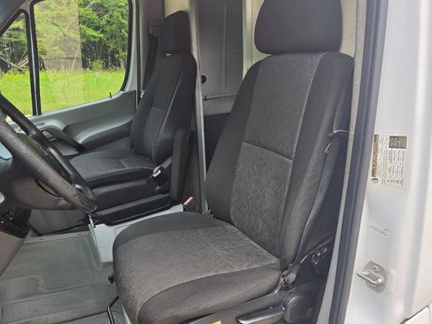Used 2014 Freightliner Sprinter 2500 RWD image 21