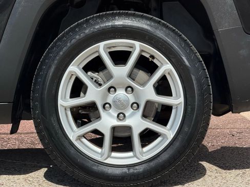 Used 2019 Jeep Renegade Latitude w/ UConnect 8.4 Nav Group image 29