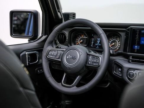 Used 2025 Jeep Wrangler Unlimited Rubicon w/ Technology Group image 30