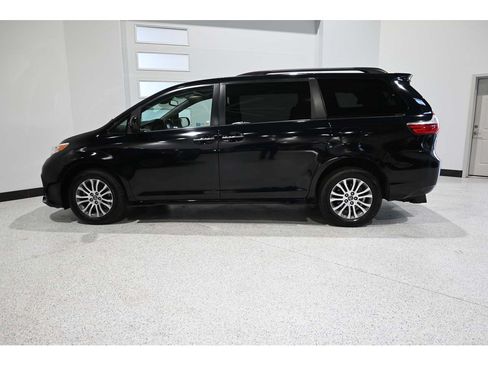 Used 2019 Toyota Sienna XLE FWD image 9