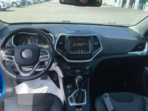 Used 2017 Jeep Cherokee Trailhawk AWD/4WD image 22
