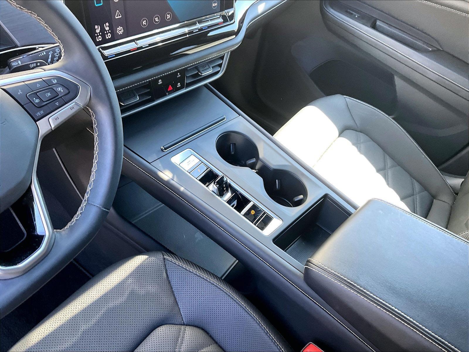 Certified 2024 Volkswagen Atlas Cross Sport SE FWD image 17