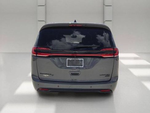 Used 2023 Chrysler Pacifica Limited w/ S Appearance Package AWD/4WD image 4