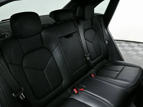 Certified 2025 Porsche Macan AWD image 22