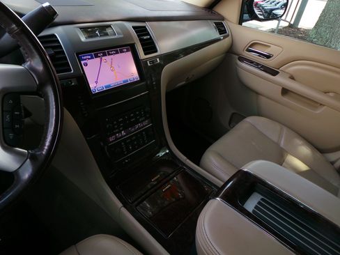 Used 2013 Cadillac Escalade EXT Luxury AWD/4WD image 32