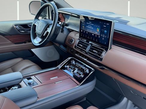 Used 2024 Lincoln Navigator Reserve image 11