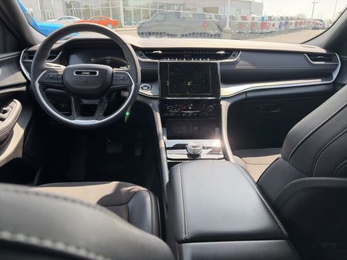 Used 2024 Jeep Grand Cherokee Altitude image 3