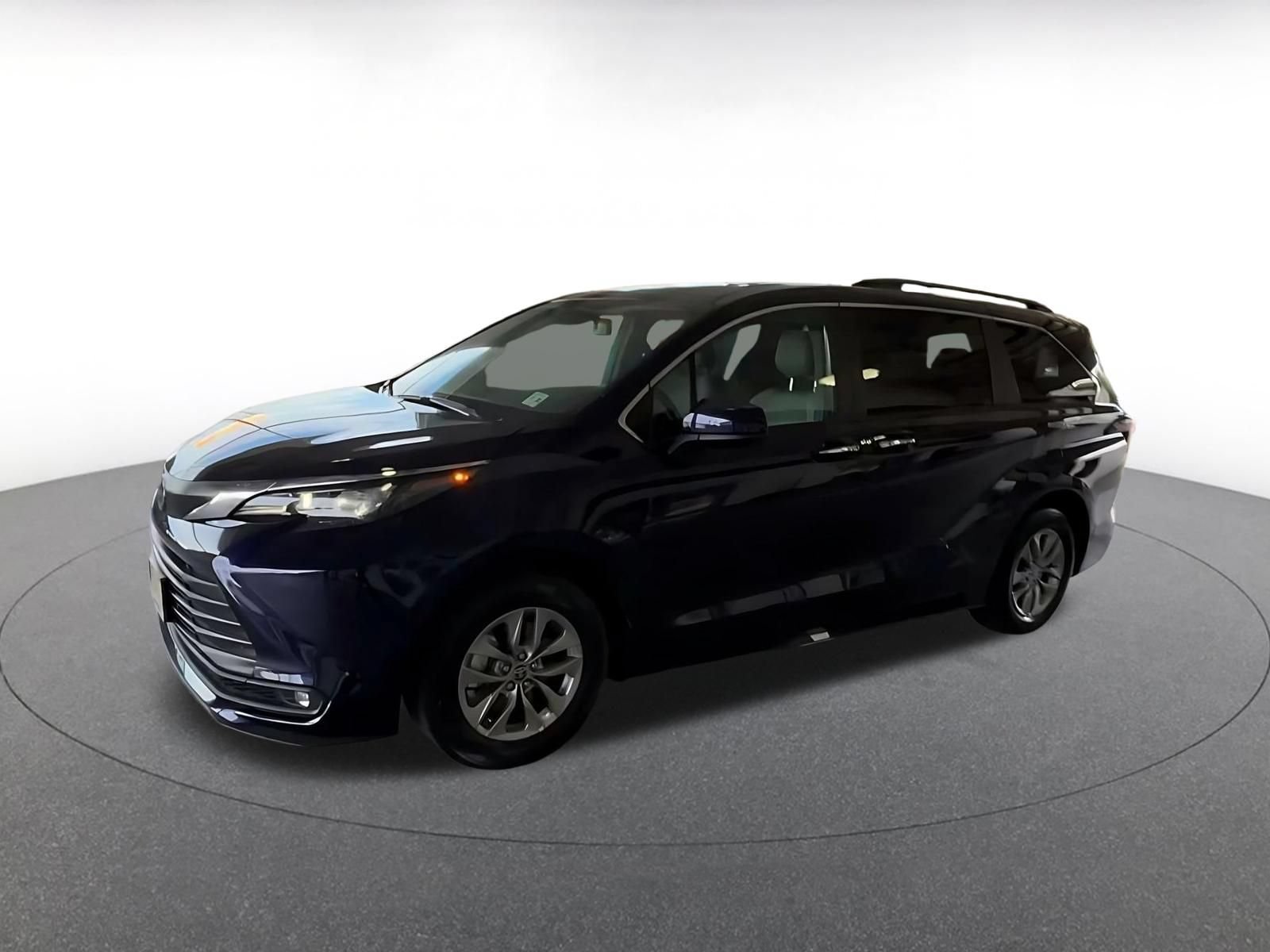 Used 2025 Toyota Sienna XLE FWD image 7