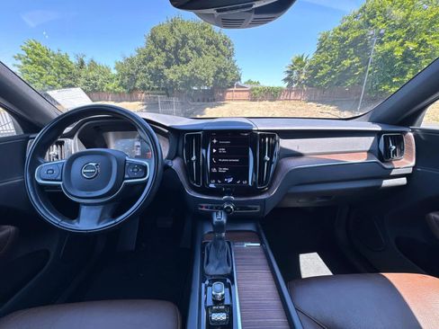 Used 2021 Volvo XC60 T5 Momentum w/ Advanced Package AWD/4WD image 3