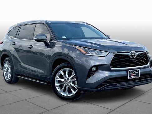 Used 2020 Toyota Highlander Limited FWD image 3