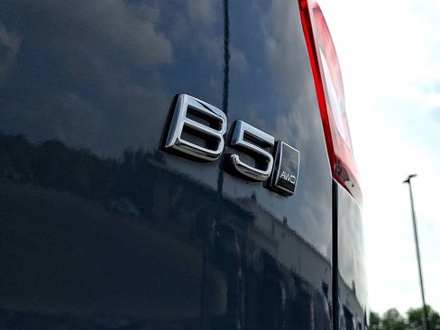 Used 2023 Volvo XC40 B5 Core AWD/4WD image 24