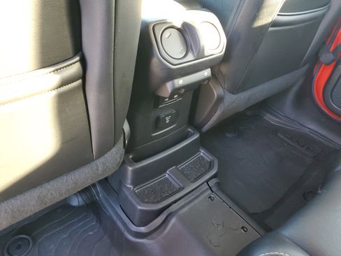 Used 2019 Jeep Wrangler Unlimited Sahara image 11