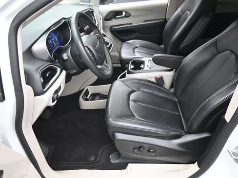 Used 2023 Chrysler Pacifica Touring-L FWD image 20
